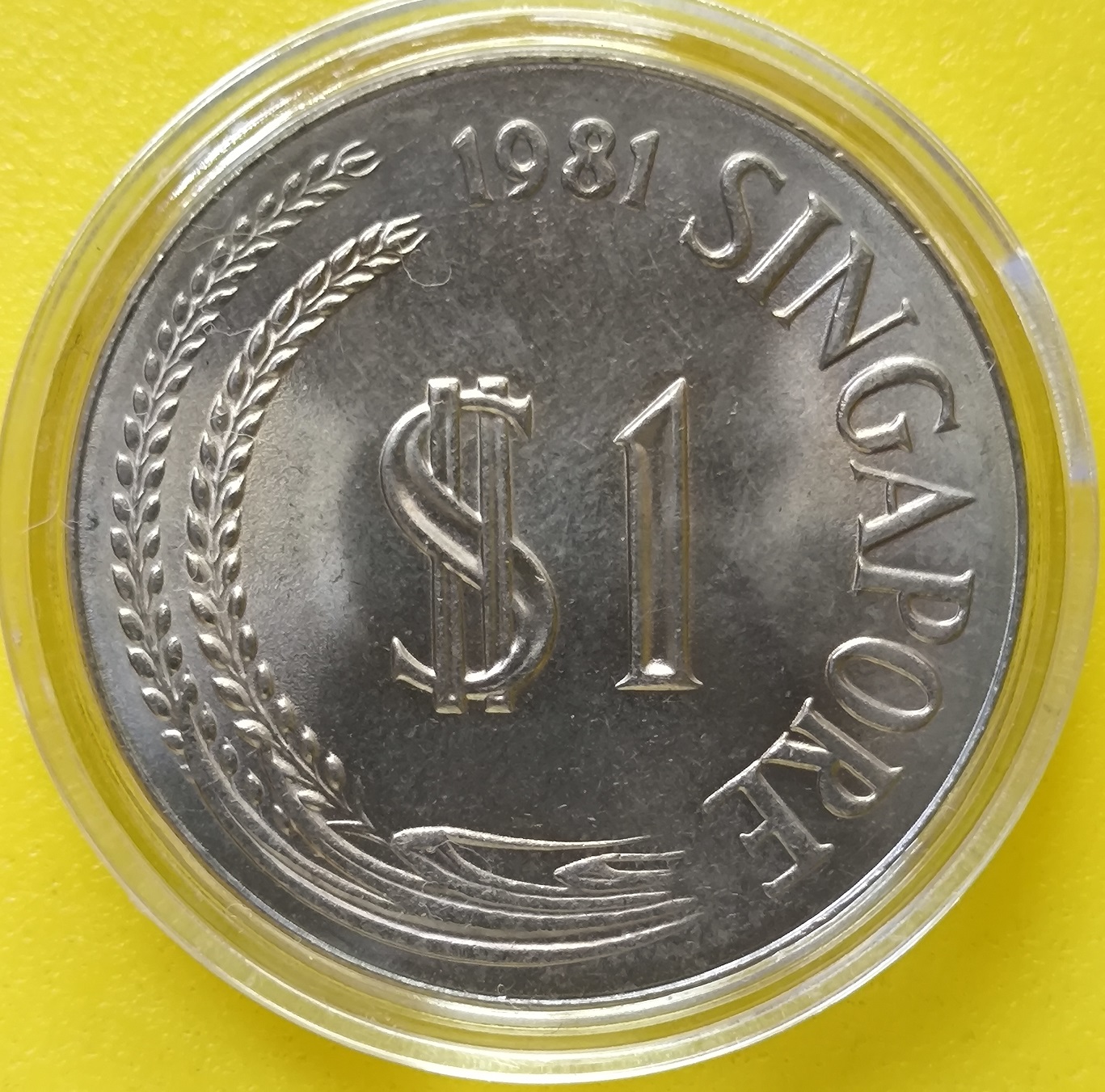 **Like NEW condition** Year 1981 / 1982 Singapore S$1 lionhead Coins (Minimum order 10 coins) (Like new condition / Coin in capsule)