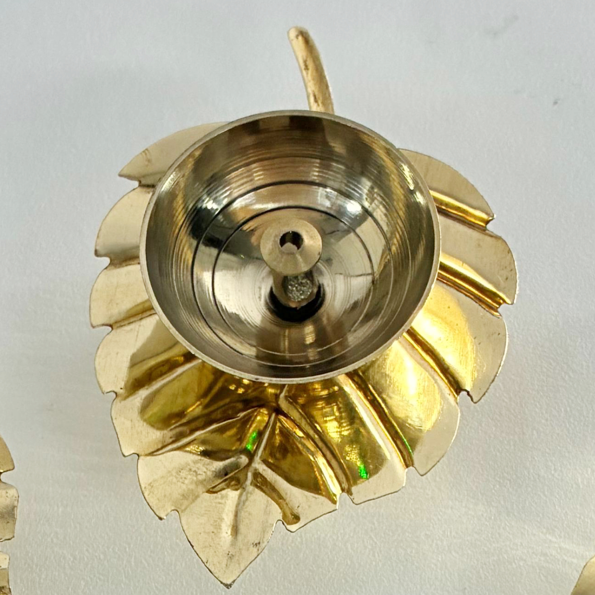 Traditional Leaf Design Decorative Brass Oil Lamp Diya | Decorative Diya for Pooja Temple Home & Festive Décor (Pack of 1 pc)