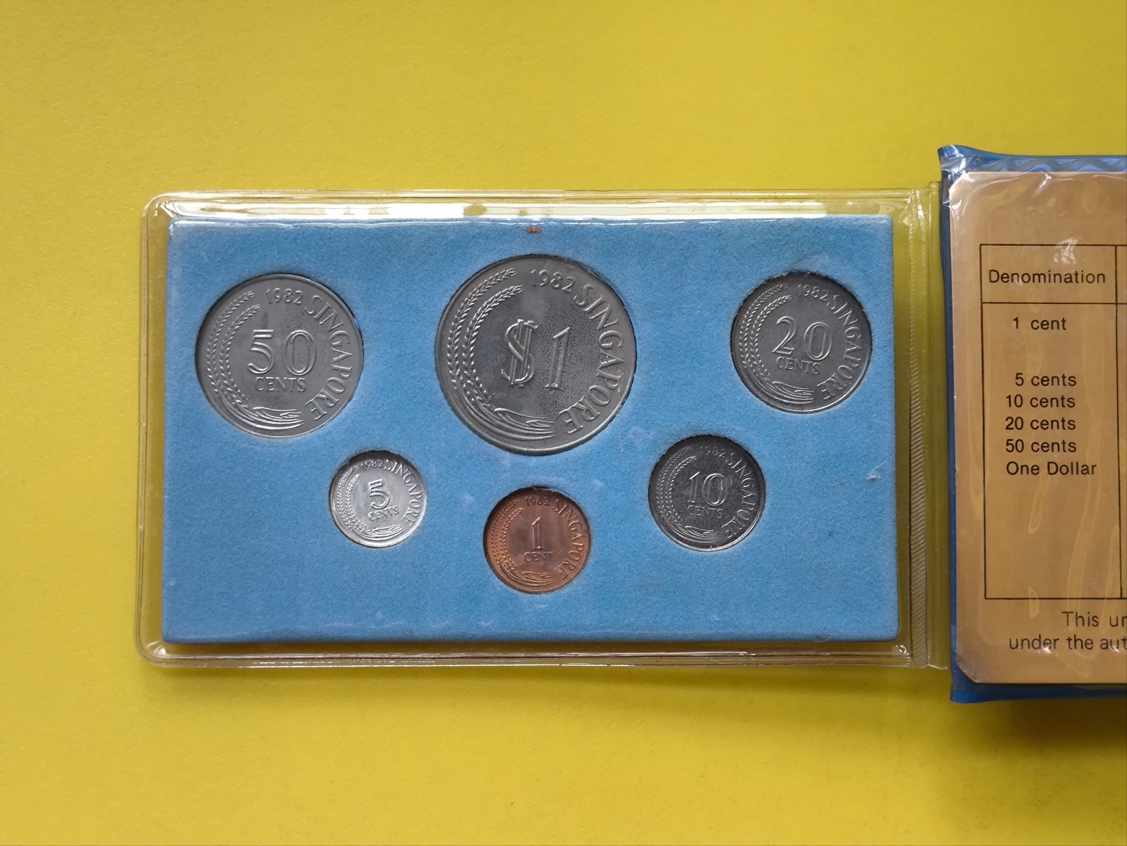 Year 1982 Singapore UNCIRCULATED Coin album (One cent to One Dollar)(Coin album very minor worn)