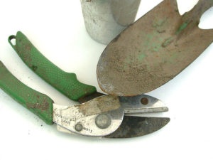 Hi-Glitz How to Clear Rust from your Gardening Tools and Garden Furniture like a Pro