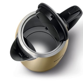 Flat heating element for fast boiling and easy cleaning