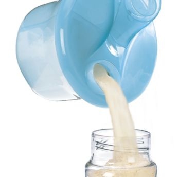 Holds enough powdered formula for three 260 ml/ 9 oz feeds